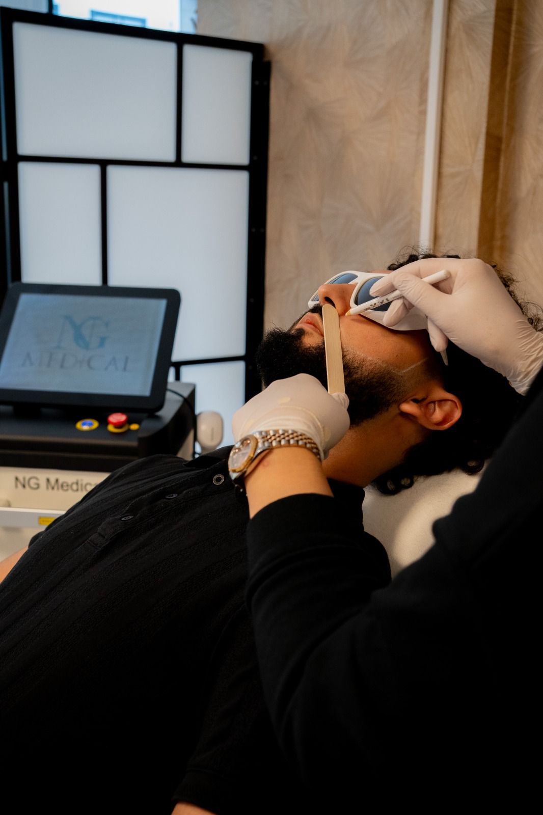 Voorbereiding van een gezichtsbehandeling met laser in de kliniek in Cuijk.